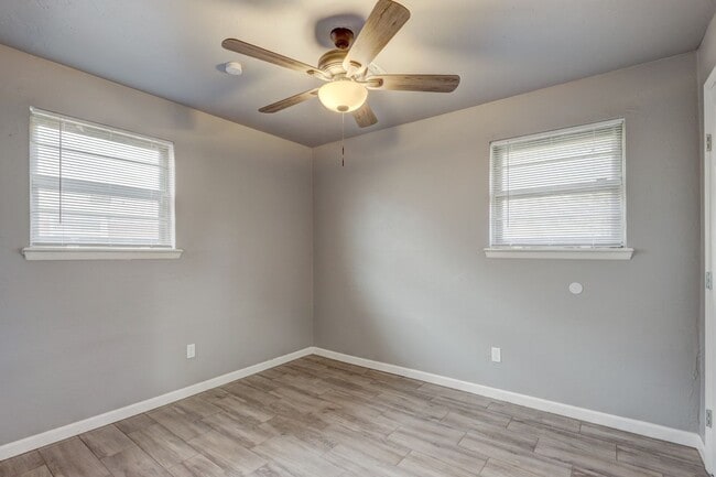 Building Photo - This Cute and Cozy 4 Bed, 2 Bath Home is Available now!!