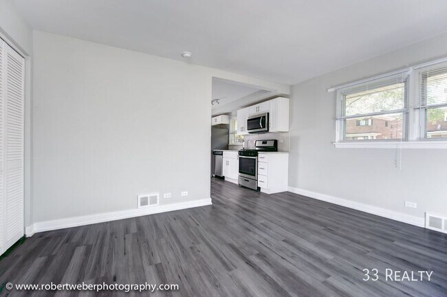 Building Photo - BEAUTIFUL LARGE 2B/2B W/IN-UNIT LAUNDRY......