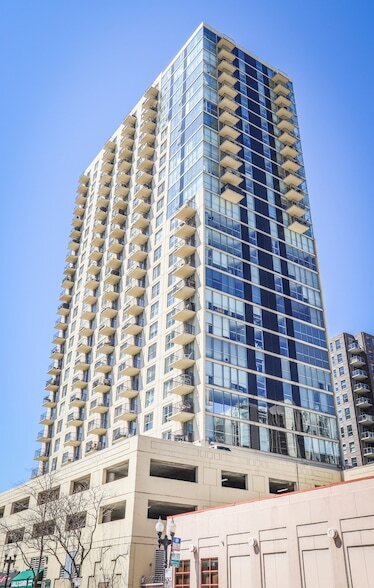Building Photo - 1212N N La Salle Dr