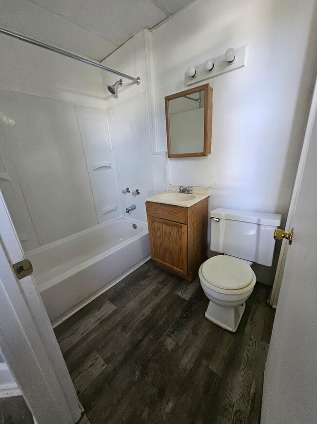 Building Photo - Upper 2 bedroom unit