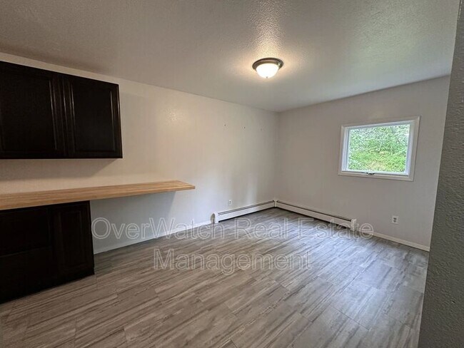 Building Photo - 6121 De Armoun Rd