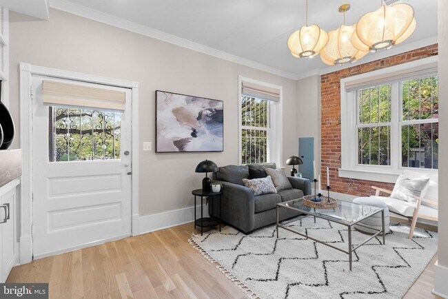 Building Photo - 1616 Kilbourne Pl NW