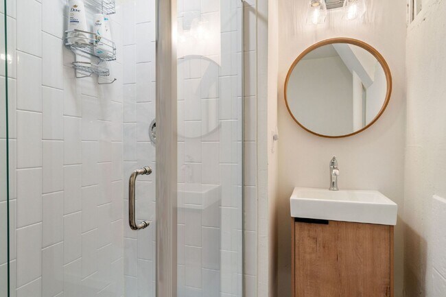 Building Photo - "Fully Furnished Monthly Rental - Newly Remodeled 4 bed Old Town bungalow"