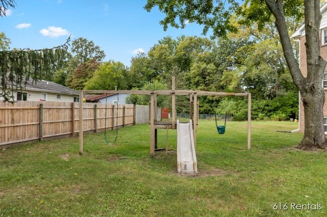 Building Photo - 630 56th St SE