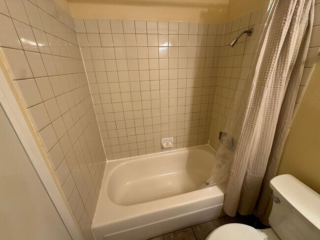 Building Photo - Updated 2 Bed / 1 Bath Condo in Lakeside
