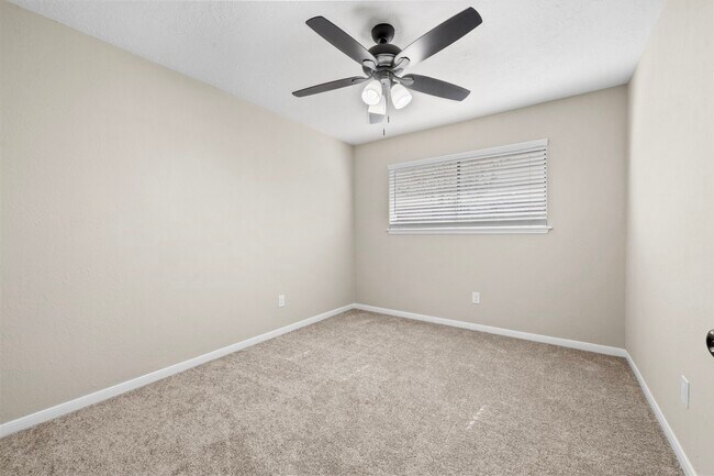 Building Photo - 1923 Winding Creek Dr