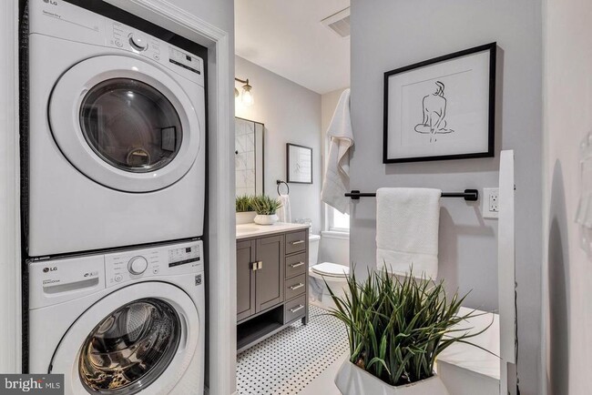 Building Photo - 1553 S Woodstock St