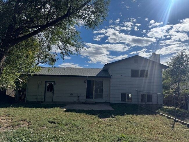 Building Photo - Lovely 3 bedroom 2 bath in North Colorado Springs