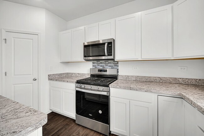 Building Photo - 2155 Greenview Dr