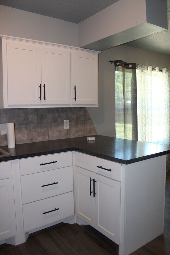 Building Photo - Newly Remodeled! Close to Tinker