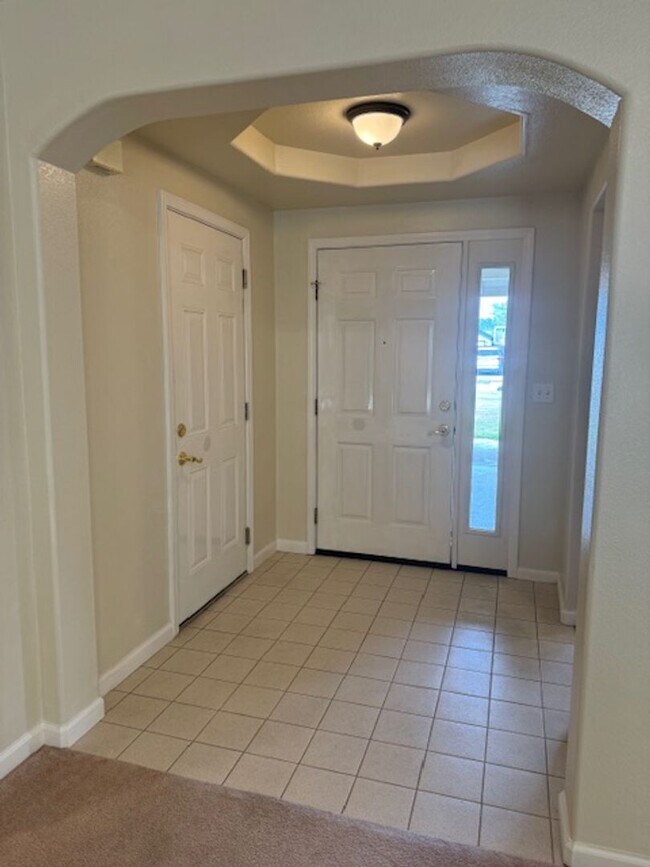 Building Photo - Home in Country Heights with Landscaping i...