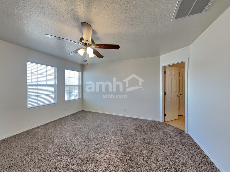 Building Photo - 895 E Folgado Ct