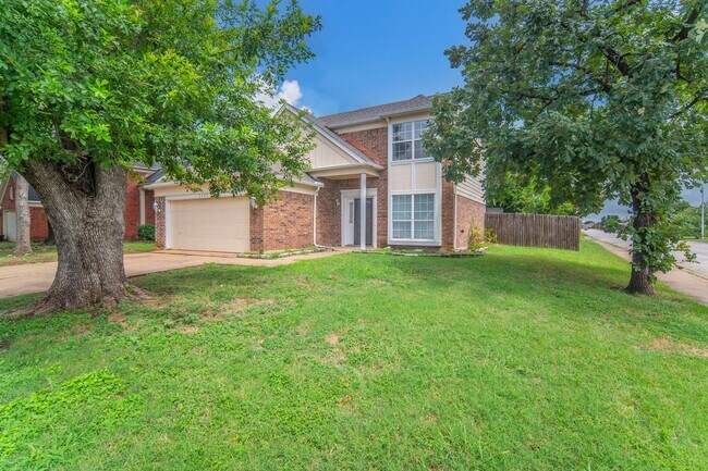 Building Photo - Spacious 4-Bedroom Home Across from the Pa...