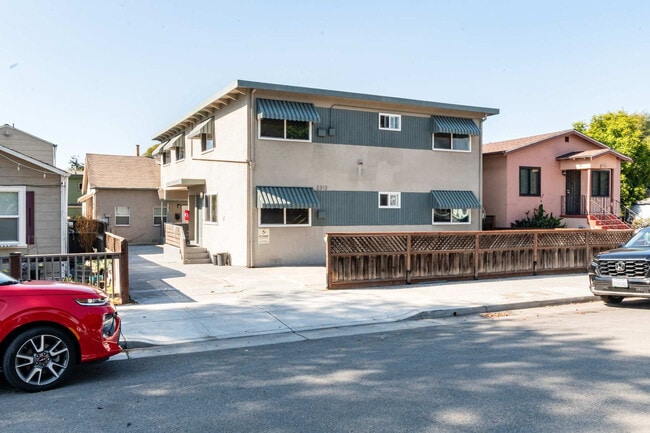 Building Photo - 2312 Bonar St