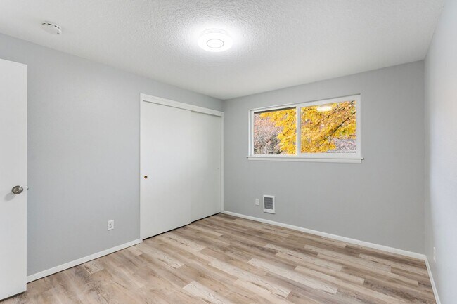 Building Photo - Charming, newly renovated West Linn apartment