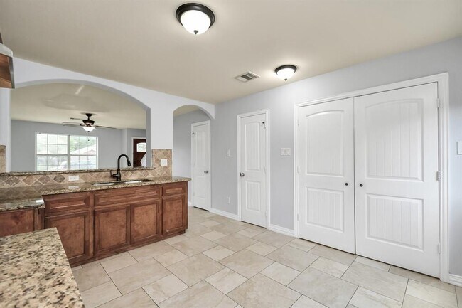 Building Photo - 10022 Raymondville Rd