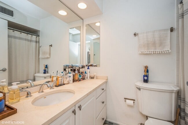 Building Photo - 2103 N Larrabee St