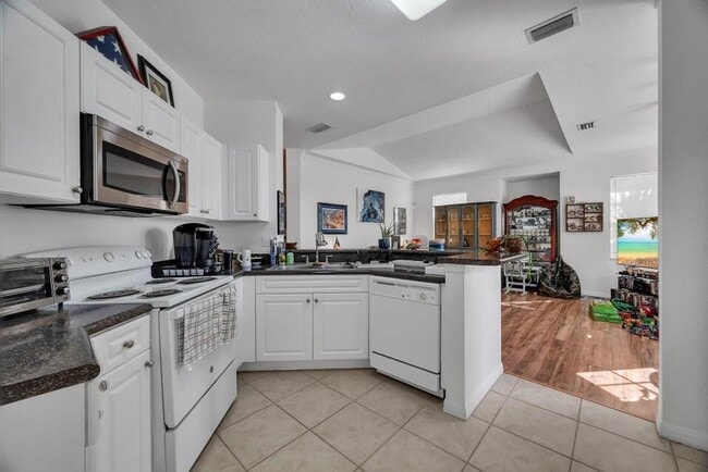 Building Photo - 360 SE Rogers Ct