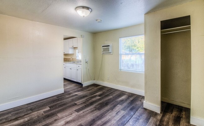 Building Photo - 411 S Naches Ave
