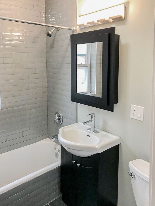 Interior Photo - 5208-14 N. Damen / 2000-10 W. Foster