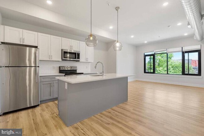 Building Photo - 2440 Kensington Ave