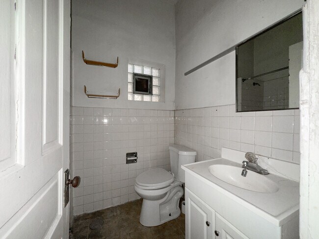 Building Photo - 723 W Wrightwood Ave