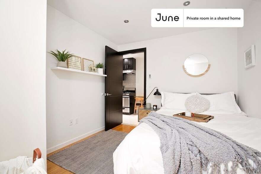 Building Photo - Private bedroom in 4 bed/2 bath Home