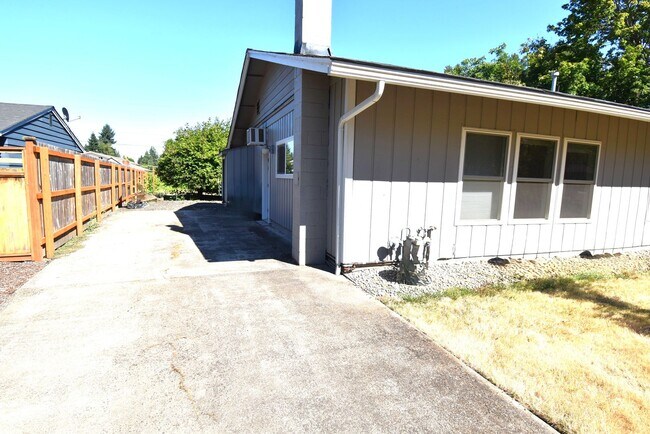 Building Photo - Desirable North Albany home.