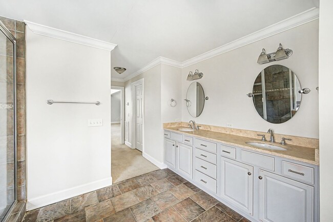 Building Photo - Beautiful 4BD/3.5BA home in the heart of Green Hills.