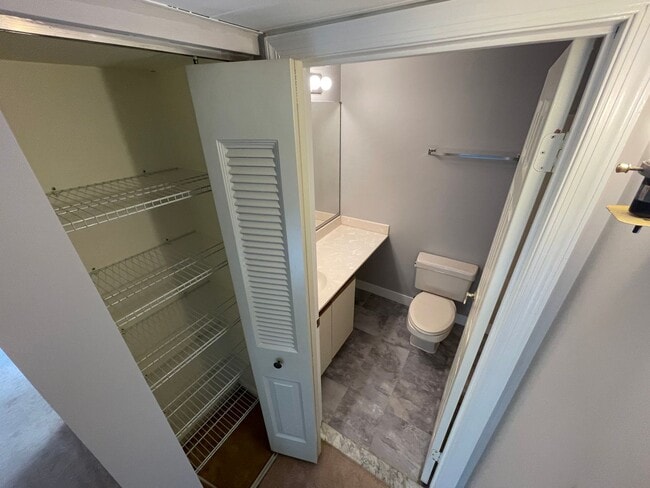 Building Photo - Condo Available in Essex!