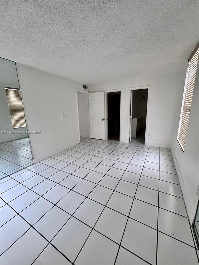 Building Photo - 9678 Fontainebleau Blvd