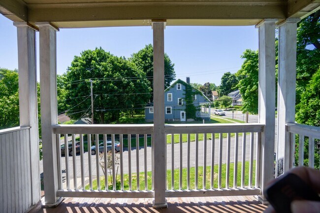 Building Photo - Newly Renovated Bright 2nd Floor Flat - 6/...