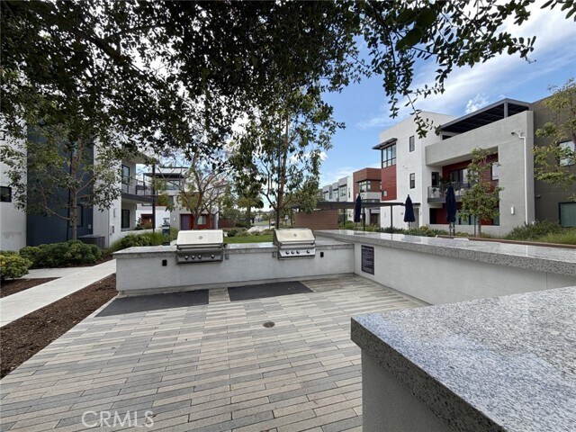 Building Photo - 400 Transport