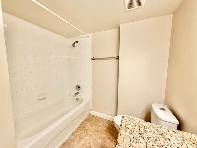 Building Photo - ** NAPOLI ** 2 BED / 1 BATH - CONDO - GREA...