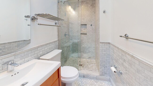 Building Photo - Spacious Three Bedroom Home W/Backyard, Ba...