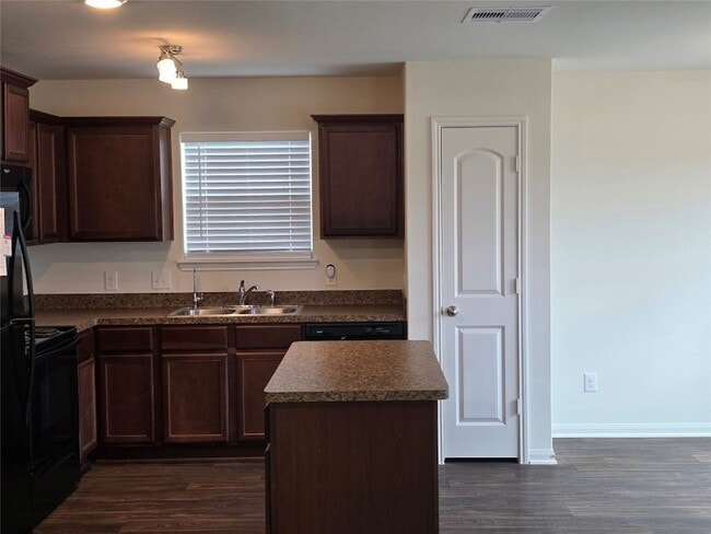 Building Photo - 723 Crystal Lakes Dr