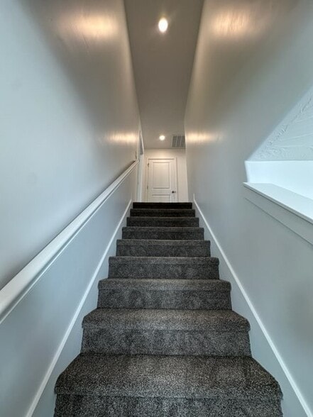 Building Photo - 604 S Rockwell Ln