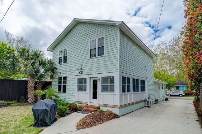 Building Photo - Midtown Rental in Forest Hills