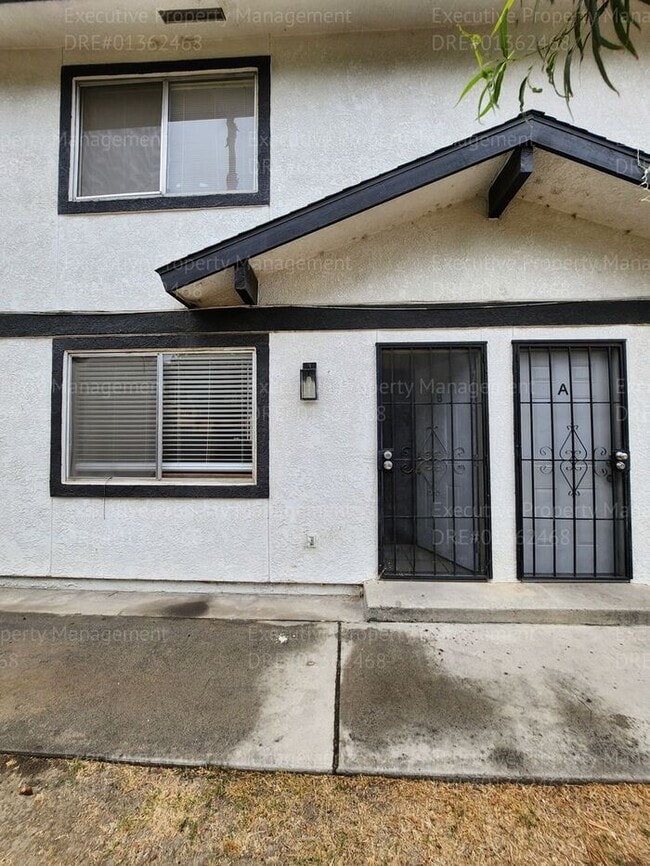 Building Photo - Townhouse unit. 2 bedrooms 1.5 bath call o...