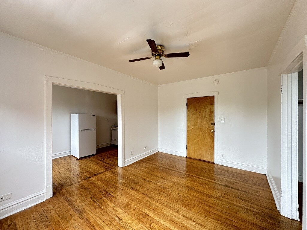 Building Photo - 2432 N Linden Pl