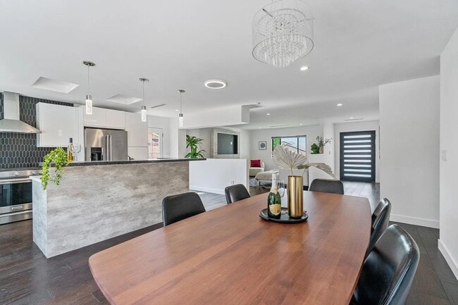 Building Photo - Modern and Spacious 4 Bed + 2.5 Bath Home
