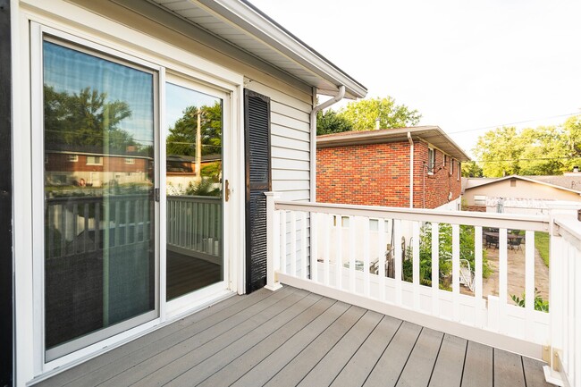 Building Photo - Spacious 4-Bed, 2.5-Bath Split-Level Home