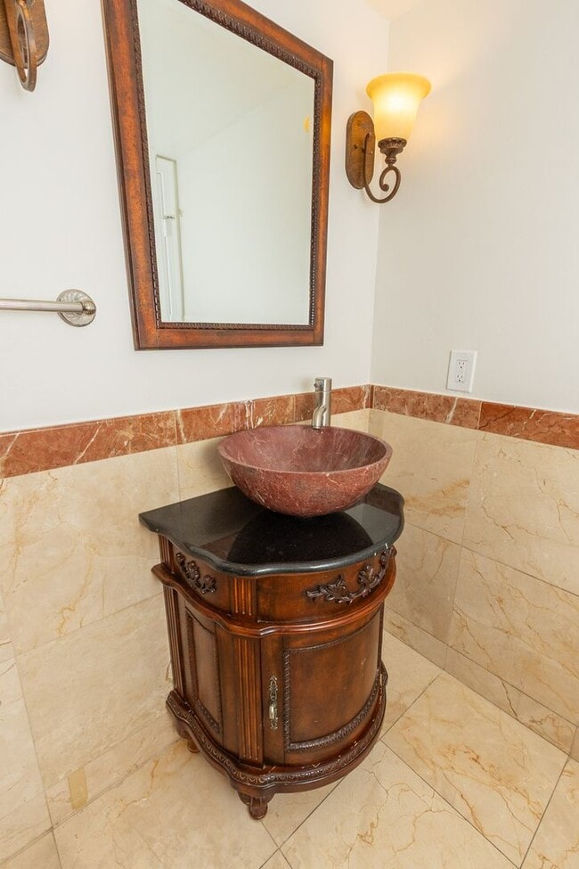 Building Photo - 4 Bedroom / 3 Bathroom Home With Panoramic...