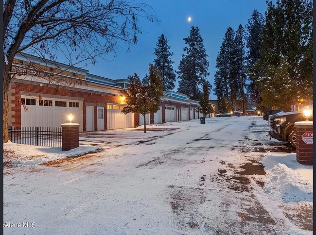 Building Photo - Executive Townhome - Walking distance to C...