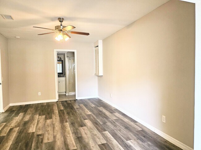 Building Photo - 5020 16th Ave N