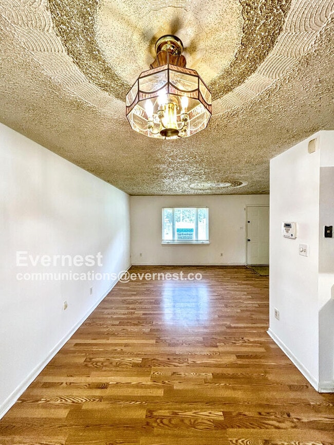 Building Photo - 818 Bedrock Ln