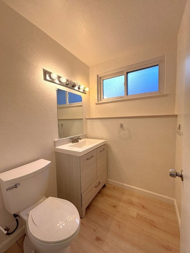 Building Photo - Hayward Hills Home is beautiful location, ...