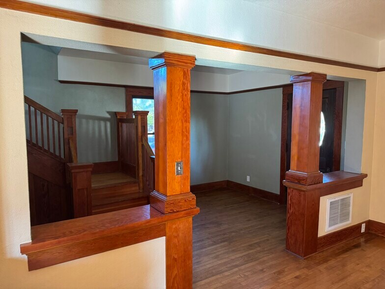 entry way - 1360 Granada Ave
