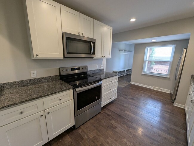 Building Photo - Elevated Living in University City