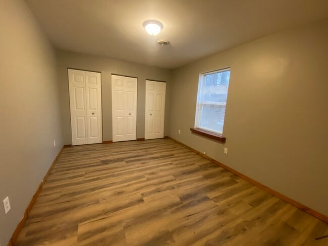 Building Photo - Spacious 3 bedroom 2 bath with 1 stall garage duplex outside city of Watertown for rent!